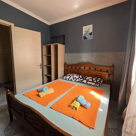 Guest House Barbi Batumi Bagian luar foto