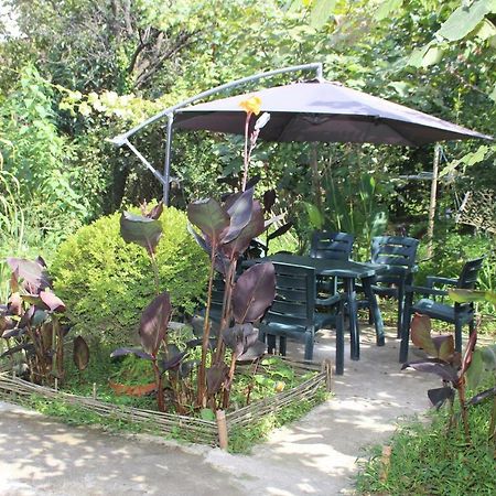 Guest House Barbi Batumi Bagian luar foto