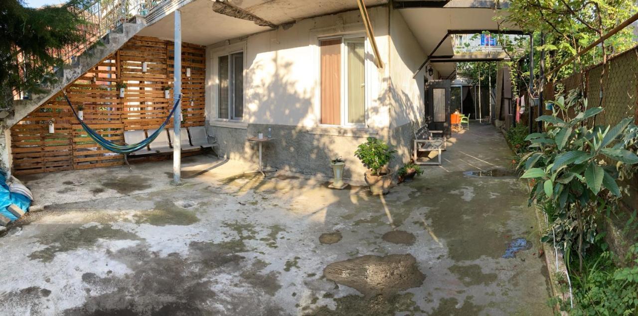 Guest House Barbi Batumi Bagian luar foto