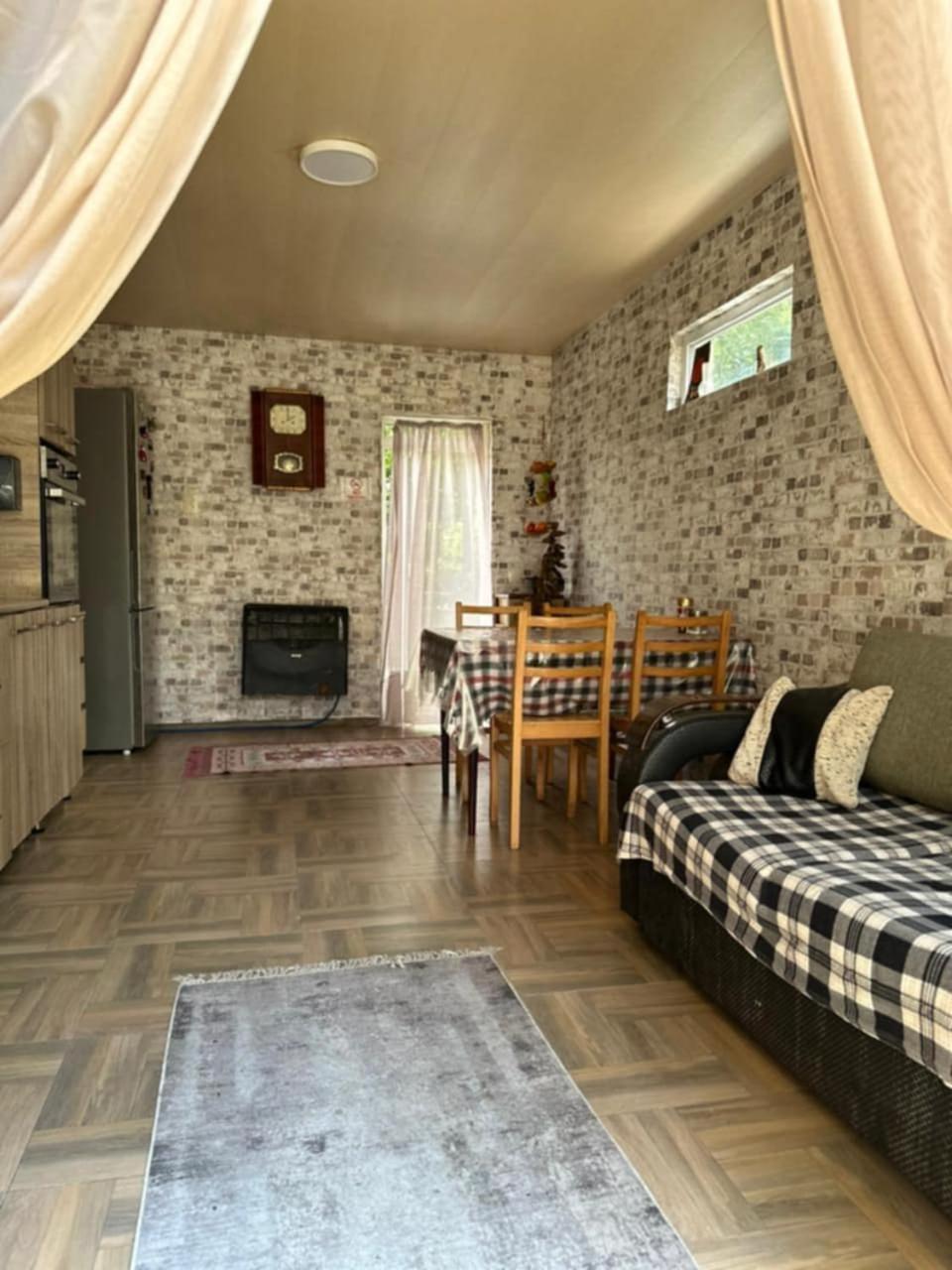 Guest House Barbi Batumi Bagian luar foto