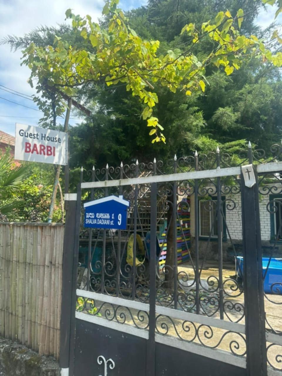 Guest House Barbi Batumi Bagian luar foto